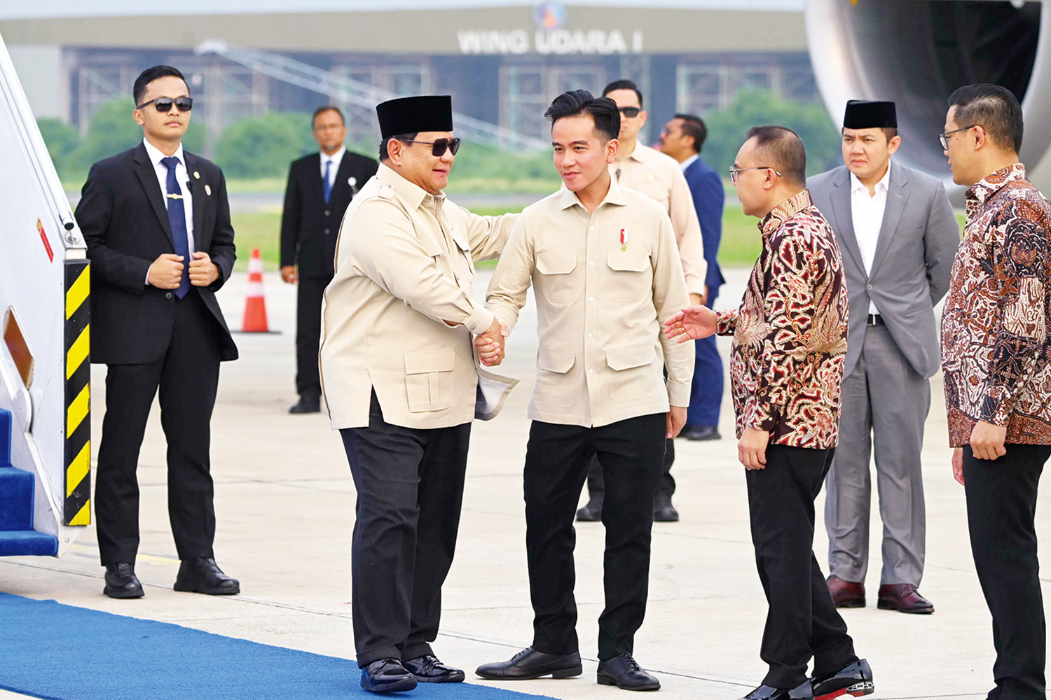 Wakil Presiden (Wapres) Gibran Rakabuming Raka menyalami Presiden Prabowo Subianto dalam salah satu kegiatan, belum lama ini.