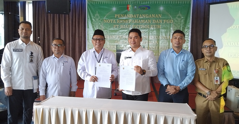 Direktur PT Riau Petroleum dan Kepala Perwakilan BPKP Provinsi Riau memperlihatkan dokumen nota kesepahaman (MoU) yang telah ditandatangani di Hotel Premiere Pekanbaru, Senin (28/7/2025).