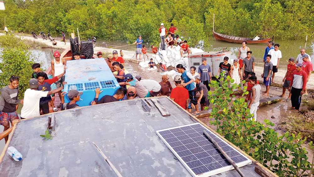 Pasokan mesin genset dari mitra PT SRL sampai di Dusun Hutan Samak, Desa Titi Akar, Kecamatan Rupat, Ahad (27/7/2025). Genset ini untuk menanggulangi listrik PLN yang sempat mati.