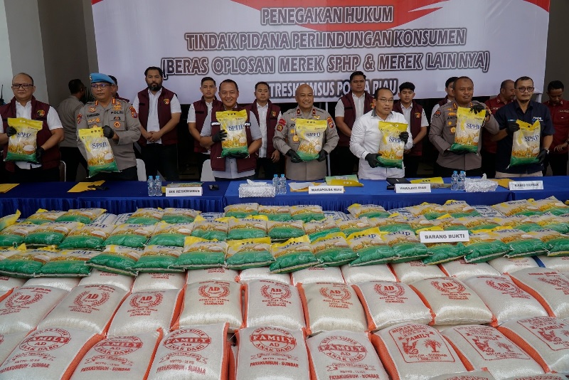 Wakapolda Riau Brigjen Pol  Jossy Kusumo, Wakajati Riau Dedi Triharyadi, Dirkrimisus Kombes Pol Ade Kuncoro Ridwan saat ekspose praktik pemalsuan label dan pengoplosan beras 9,75 ton.