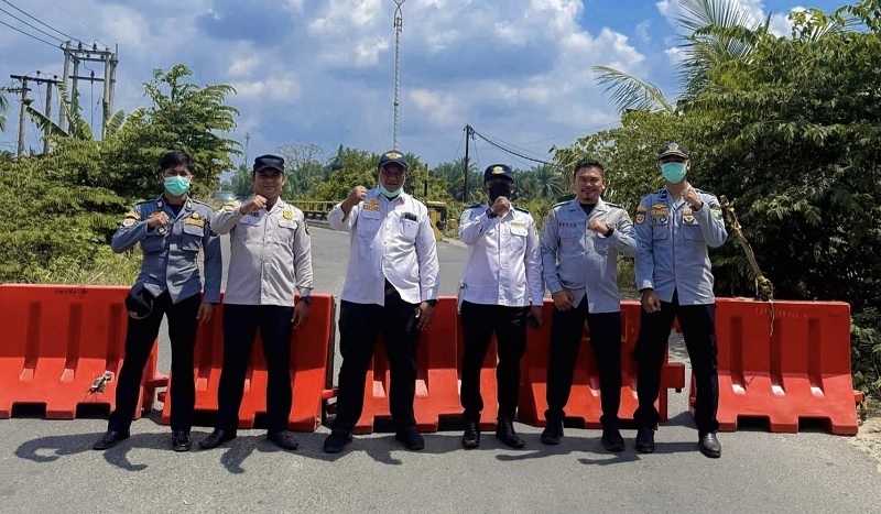 Petugas Dishub Rohul menutup arus lalulintas di Jembatan Sungai Rokan Kecamatan Ujung Batu dengan menggunakan water barrier, Selasa (29/7/2025).