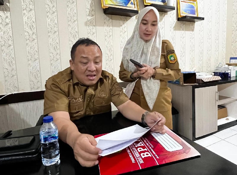 Fajar Triasmoko ketika didampingi jajaran BPKAD di ruang kerjanya, Selasa (29/7/2025)
