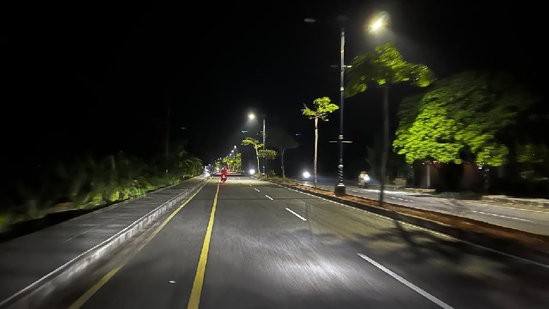 Situasi Jalan Pramuka Selatpanjang Kecamatan Tebingtinggi setelah lampu jalan tersebut kembali menyala seperti biasa, Selasa (29/7/2025).