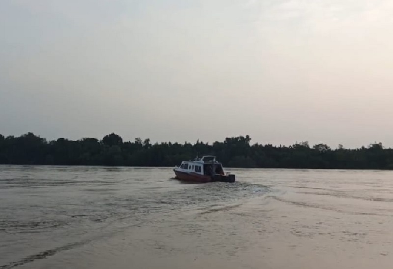 Tim SAR Unit Bagansiapiapi saat menyisiri Sungai Rokan melakukan pencarian korban.