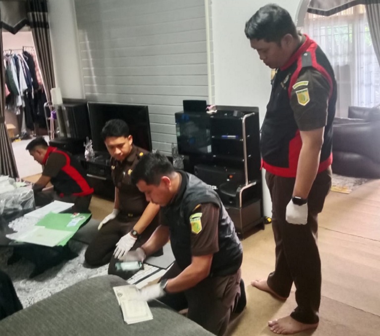 Tim Pidsus Kejari Inhu saat melakukan penggeledahan di satu lokasi dari enam lokasi penggeledahan, Senin (28/7/2025).