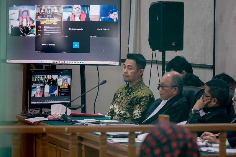Terdakwa mantan Pj Wali Kota Pekanbaru Risnandar Mahiwa saat mendengarkan keterangan saksi  Novin Karmila yang juga terdakwa saat sidang korupsi di Pengadilan Negeri Pekanbaru, Senin (29/7/2025).