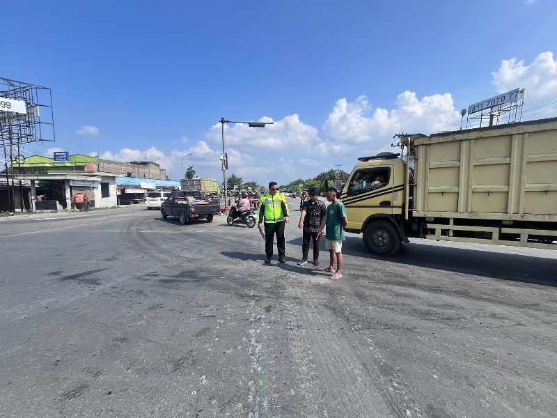Polisi tengah melakukan olah tempat kejadian perkara (TKP) di Jalan HR Soebrantas Simpang Jalan Garuda Sakti, Kecamatan Binawidya Pekanbaru, Selasa (29/7/2025) siang.