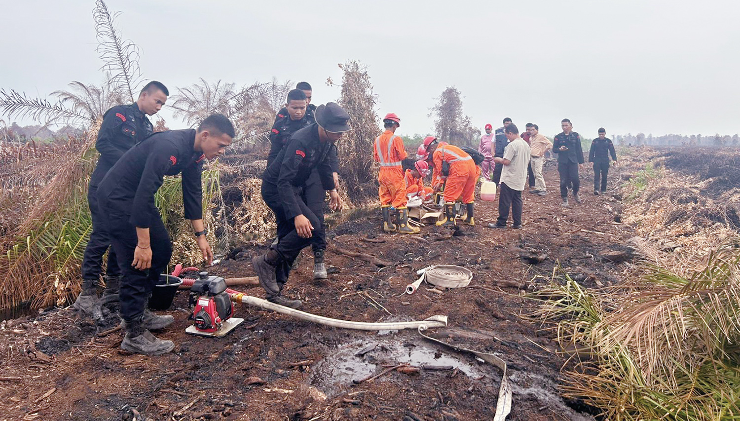 Tim gabungan mempersiapkan peralatan saat akan memadamkan api dan melakukan pendinginan lahan yang terbakar di daerah Simpang Kanan, Rokan Hilir, Selasa (29/7/2025).