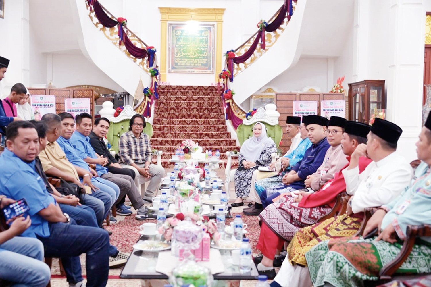 Rombongan RPG yang dipimpin Direktur Riau Pos Firman Agus (lima kiri) saat bersilaturahmi dengan Bupati Bengkalis Kasmarni (enam kanan) di Wisma Daerah Sri Mahkota Bengkalis, Selasa (29/7/2025).