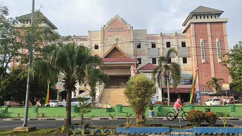 Warga saat melintas di Jalan Bupati Tulus dengan latarbelakang Plaza Rengat, Rabu (30/7/2025).