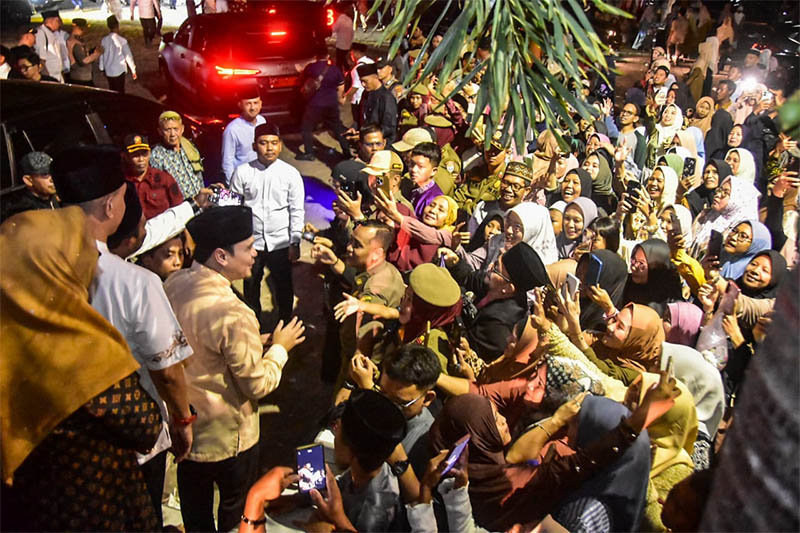 Ustaz Hilman disambut antusias masyarakat di Lapangan Tugu Bengkalis, Selasa (29/7/2025) malam.