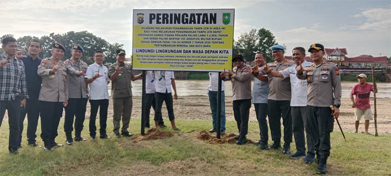 Wakapolda Riau, Brigjen Pol  Adrianto Jossy Kusumo bersama Bupati Kuansing H Suhardiman Amby MM, Kapolres AKBP Raden Ricky Pratidiningrat SIK MH melakukan pemasangan plang larangan PETI, Rabu (30/7)