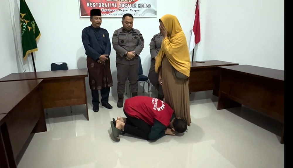 Angga bersimpuh mencium kaki ibu di Kejari Dumai, Senin (28/7/2025). Hal ini dilakukan setelah perkara pidana kekerasannya dihentikan karena dimaafkan sang ibu.