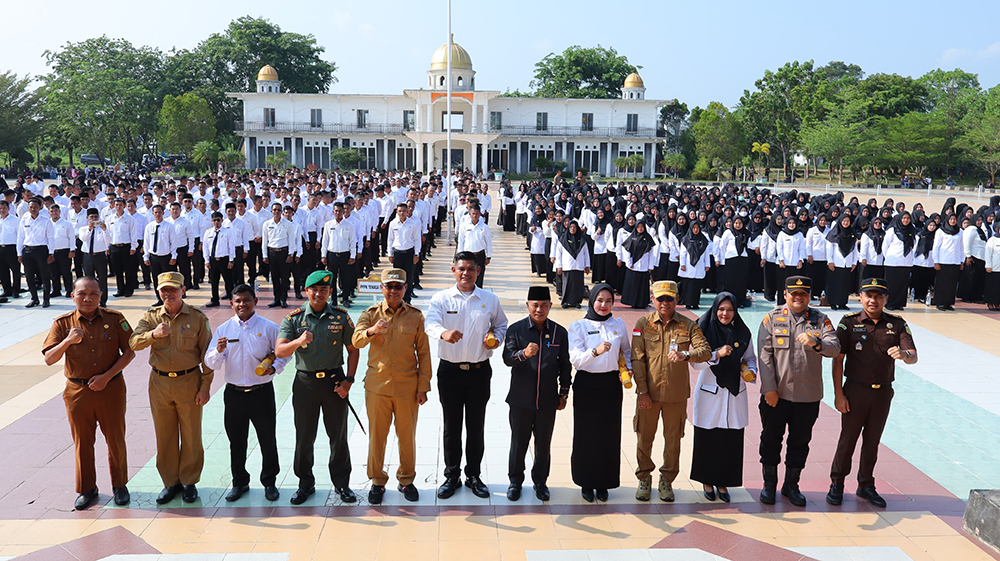 Wabup Rohil Jhony Charles bersama Forkopimda Rohil foto bersama PPPK usai penyerahan SK pengangkatan PPPK secara simbolis di lingkungan Pemkab Rohil tahun 2024 tahap I di lapangan Purna MTQ Batu Enam,