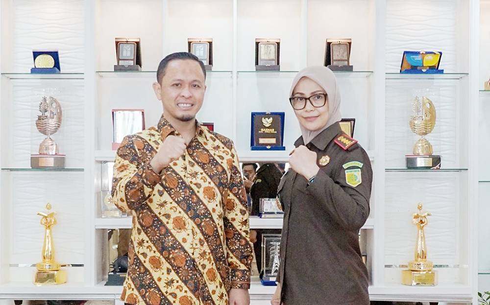 Wali Kota Pekanbaru Agung Nugroho dan Kajari Pekanbaru Silpia Rosalina foto bersama saat pertemuan di Kompleks Perkantoran Pemerintah di Tenayan Raya, Selasa (29/7/2025).