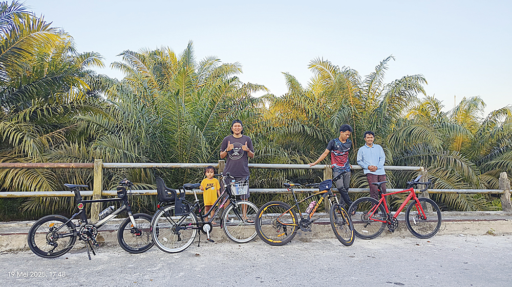 Anggota Komunitas Sepeda Kenantan saat gowes bersama, baru-baru ini.