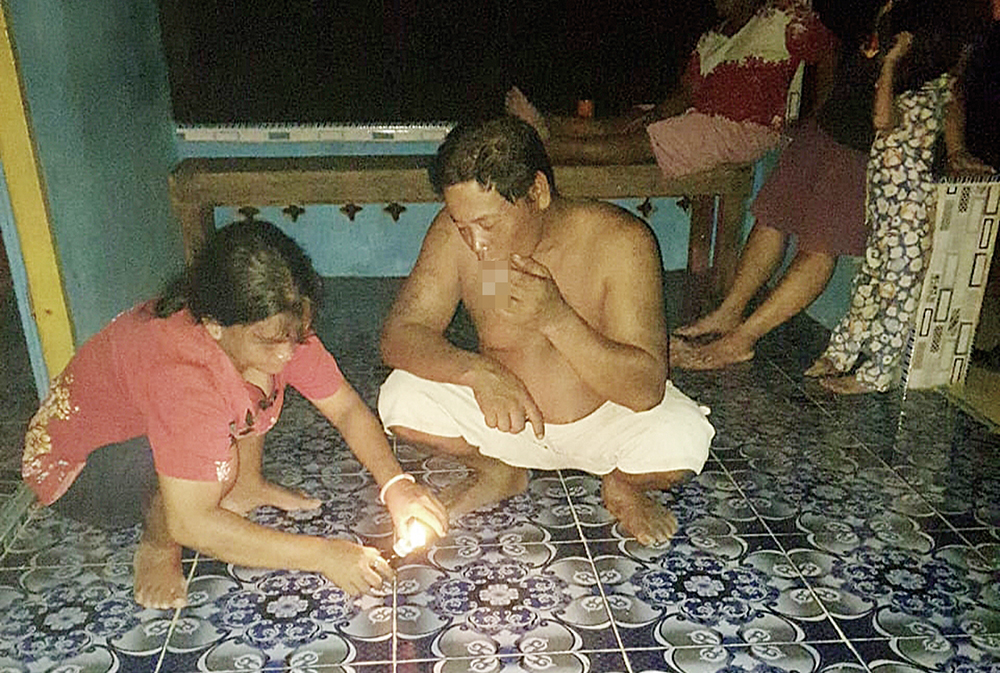 Akibat mesin genset yang disiapkan oleh mitra PT SRL hanya menyala selama tiga jam, masyarakat Dusun Hutan Samak memanfaatkan lilin maupun lampu togok sebagai penerangan rumahnya di malam hari, Senin