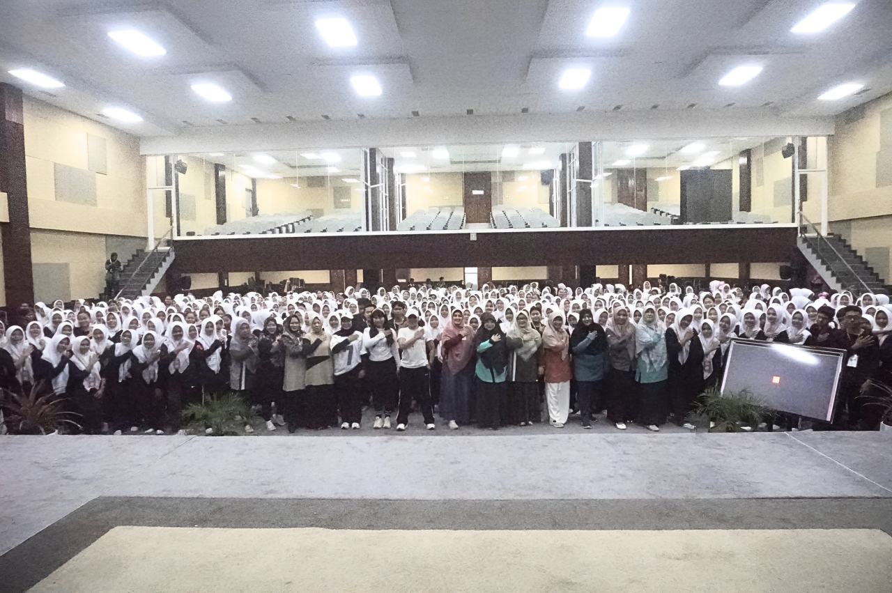 Direktur Poltekkes Kemenkes Riau Direktur Poltekkes Kemenkes Riau Rully Hevrialni SST Bdn Mkeb MH dengan civitas akademika dan mahasiswa baru peserta PKKMB 2025 di Gedung Menara Auditorium Poltekes.