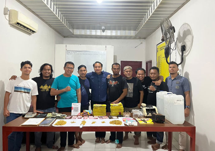Tim Resmob Polres Bengkalis saat mengamankan barang bukti emas oplosan di Bengkalis, Selasa (29/7/2025) petang.