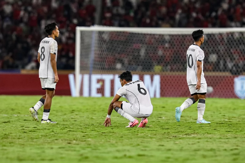 Ekpresi kekecewaan pesepakbola Timnas U-23 Indonesia usai kalah 0-1 Vietnam pada laga final Piala AFF U-23 di Stadion Utama Gelora Bung Karno, Jakarta, Selasa (29/7/2025).