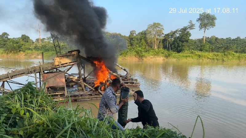 Dua rakit PETI dibakar Polsek Kuantan Mudik, kali ini di Desa Setiang Kecamatan Pucuk Rantau, Selasa (29/7/2025) sore.