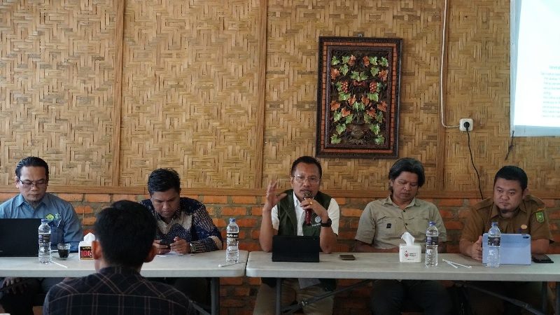 Para narasumber saat diskusi publik mendorong terwujudnya tata kelola hutan dan lingkungan yang berkeadilan melalui ketersediaan data dan informasi peta, Selasa (29/7/2025).