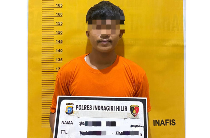 Pelaku penganiayaan berinisial RC ketika diamankan di Mapolres Inhil, Sabtu (29/7/2025).