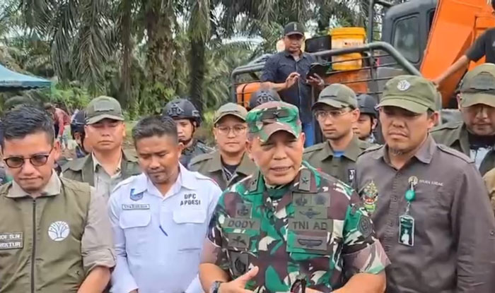 Dansatgas PKH Mayjen TNI Dody Triwinarto, didampingi anggota Satgas PKH memberikan keterangan pers usia terima 3.000 ha kebun sawit TNTN di Desa Bagan Limau, Kecamatan Ukui, Pelalawan,Rabu (30/7/2025)
