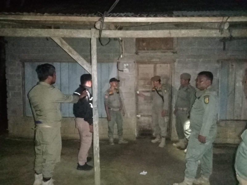 Personel Satpol PP Kuansing melakukan patroli penegakan Perda Pekat ke cafe yang ada di Kuantan Tengah dan Sentajo Raya, Selasa (29/7/2025) malam hingga Rabu (30/7/2025) dini hari WIB.