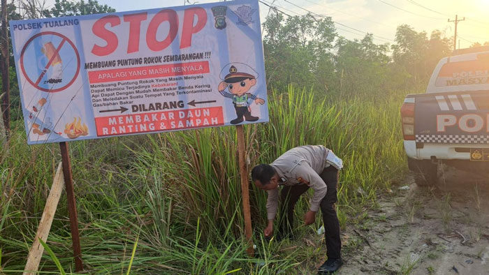 Larangan membuang puntung rokok sembarangan cegah karhutla di Jalan Lintas Tualang-Minas Km 12, Kamis (30/7/2025).