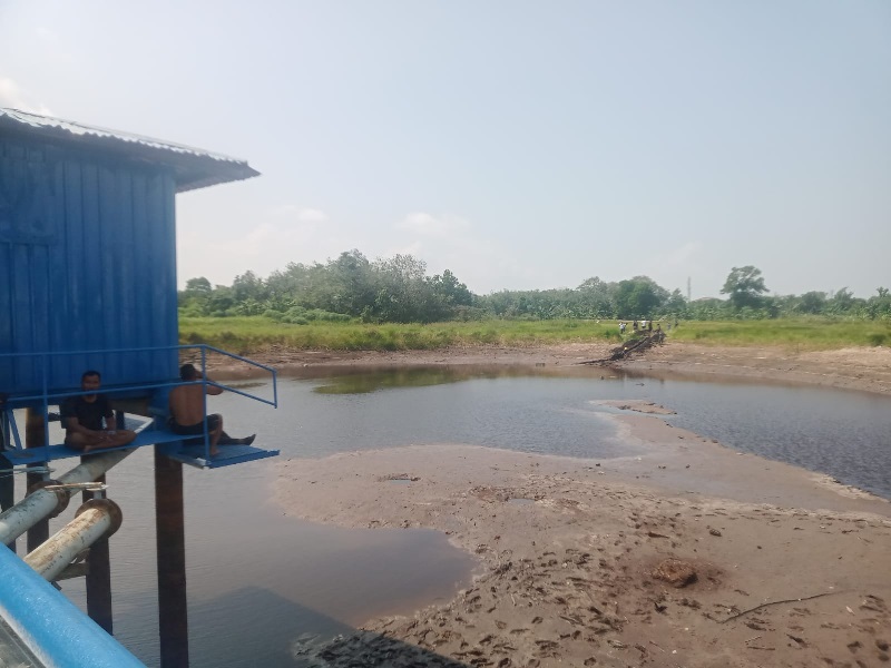 Waduk air baku untuk pasokan air bersih di Desa Wonosari Kecamatan Bengkalis mulai mengering.