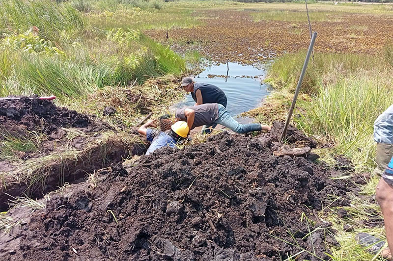Akibat waduk air baku dalam kondisi kering, para pekerja dari Perumda Air Minum Tirta Terubuk membuka saluran air dari waduk utama yang tak jauh dari Lapangan Golf, Selasa (29/7/2025)