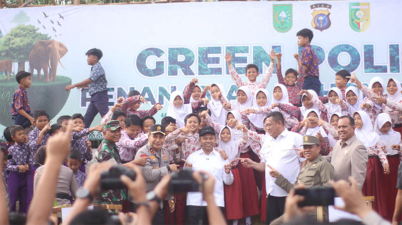 Gubri Abdul Wahid bersama Kapolda Irjen Pol Herry Heryawan, Bupati H Suhardiman Amby foto bersama murid SD yang ikut apel pasukan penertiban PETI di kawasan Tepian Narosa Teluk Kuantan, Kamis (31/7)