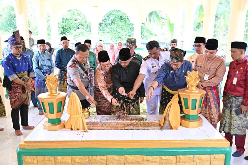 Wabup Bengkalis Bagus Santoso melakukan ziarah makam Datuk Laksamana Raja di Laut di kompleks Masjid Jami