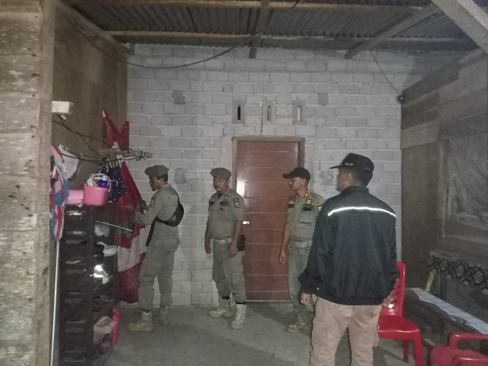 Personel Satpol PP Kuansing saat mendatangi cafe remang-remang di Kuantan Tengah dan Sentajo Raya, Selasa (29/7/2025) malam.