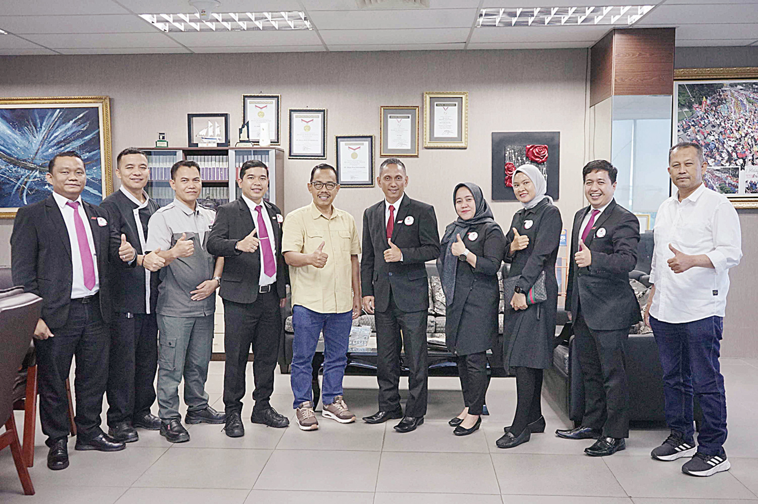 General Manager The Zuri Hotel Pekanbaru Mardi (lima kanan) dan jajaran manajemen foto bersama Direktur Riau Pos Asmawi Ibrahim (lima kiri), Penjab Iklan Riau Pos Tengku Rasmin (kanan) saat kunjungan ke Kantor Riau Pos di Graha Pena Riau, Rabu (30/7/2025)