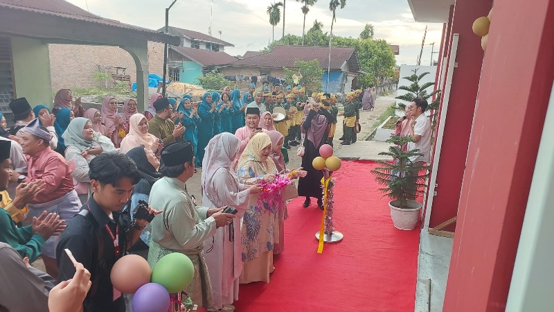 Pembina Yayasan Abdurrab Dr. dr. Susiana Tabrani MPd didampingi keluarga besar dan Kepala SMK Abdurrab, Ilham Siregar S.Pd., M.Si, serta undangan  meresmikan penggunaan Asrama 2 dan Mart SMK Abdurrab.