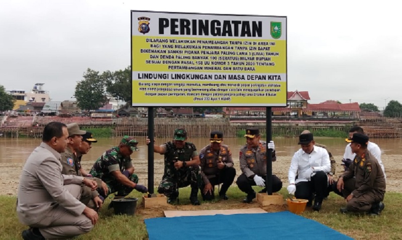 Gubri Abdul Wahid bersama Kapolda Riau Irjen Pol Herry Heryawan, Bupati Kuansing H Suhardiman Amby melakukan pemasangan plang imbauan larangan aktivitas tambang illegal di kawasan Tepian Narosa.
