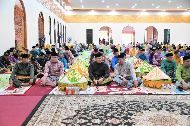 Kenduri adat menjari tradisi masyarakat Melayu sebagai ungkapan rasa syukur 513 tahun Bengkalis berdiri di Balai Kerapatan Adat LAMR Bengkalis, Rabu (30/7/2025) sore.