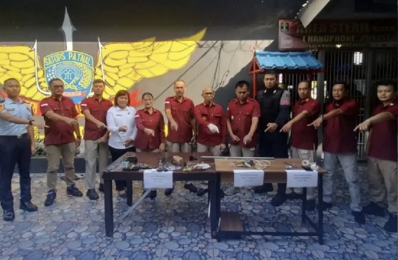Kalapas Bengkalis Kriston Napitupulu bersama timnya menunjukkan barang-barang terlarang yang didapat dari dalam kamar hunian WBP dalam razia rutin, Kamis (32/7/2025) pagi.