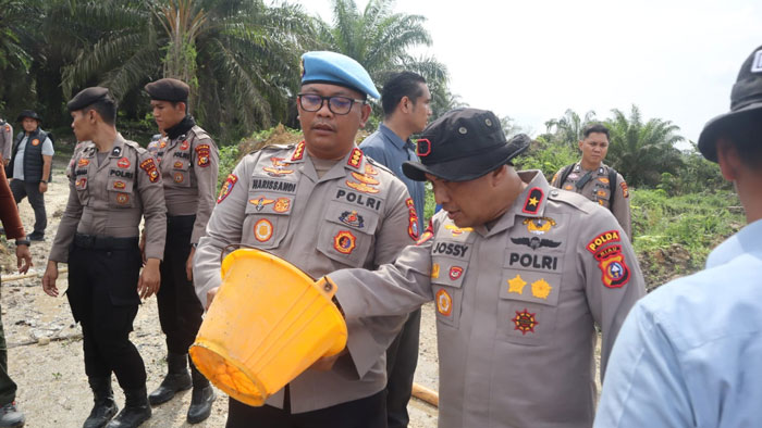 Wakapolda Riau Brigjen Pol Adrianto Jossy Kusumo langsung pimpin operasi PETI di Desa Pintu Gobang Kari Kecamatan Kuantan Tengah, Kamis (31/7/2025) siang.