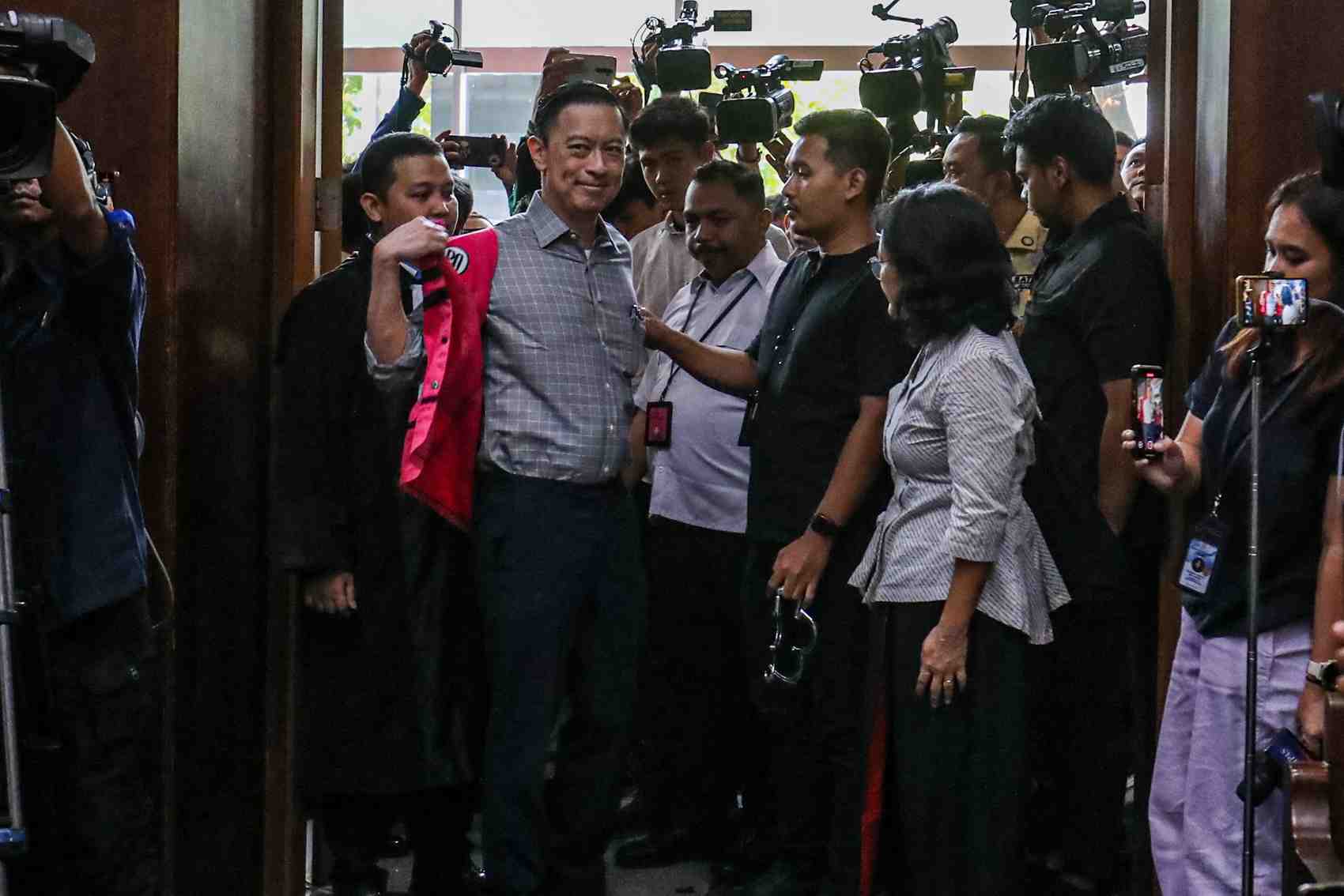 Terdakwa kasus dugaan korupsi impor gula Thomas Trikasih Lembong atau Tom Lembong melepaskan rompi tahanan saat memasuki ruangan untuk mengikuti sidang di Pengadilan Tipikor