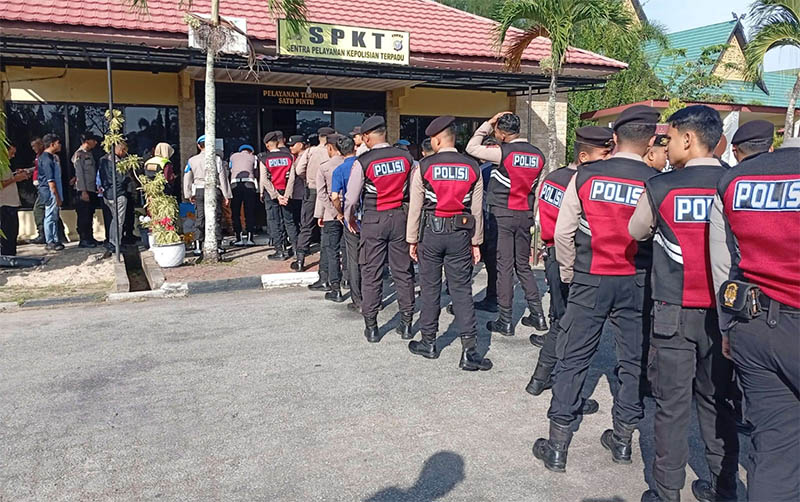 Puluhan personel Polres Bengkalis melakukan tes urine yang dilakukan oleh Div Propam Polda Riau di Mapolres Bengkalis, Kamis (31/7/2025).