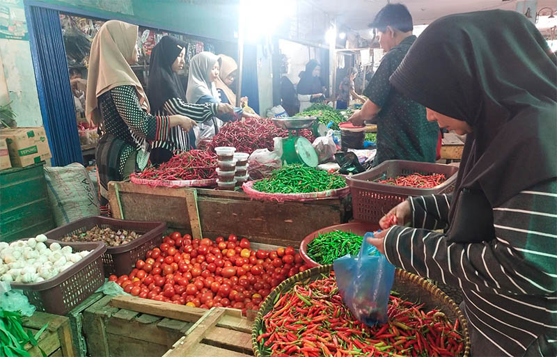 Harga bawang merah melambung tinggi mencapai Rp60 ribu per Kg di Pasar Terubuk Bengkalis.