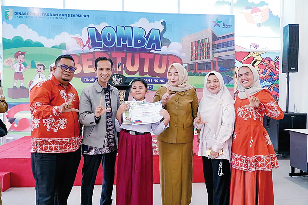 Dari kiri, Guru Pendamping SDN 001 Perhentian Luas Sudarmino SPd, Dewan Juri Afrizon Efendi AMa, Juara I Lomba Bertutur Kabupaten Kuansing Ratu Roslyn Hasianna, Plt Kepala Dispersip Shanti Evi Dimeti.