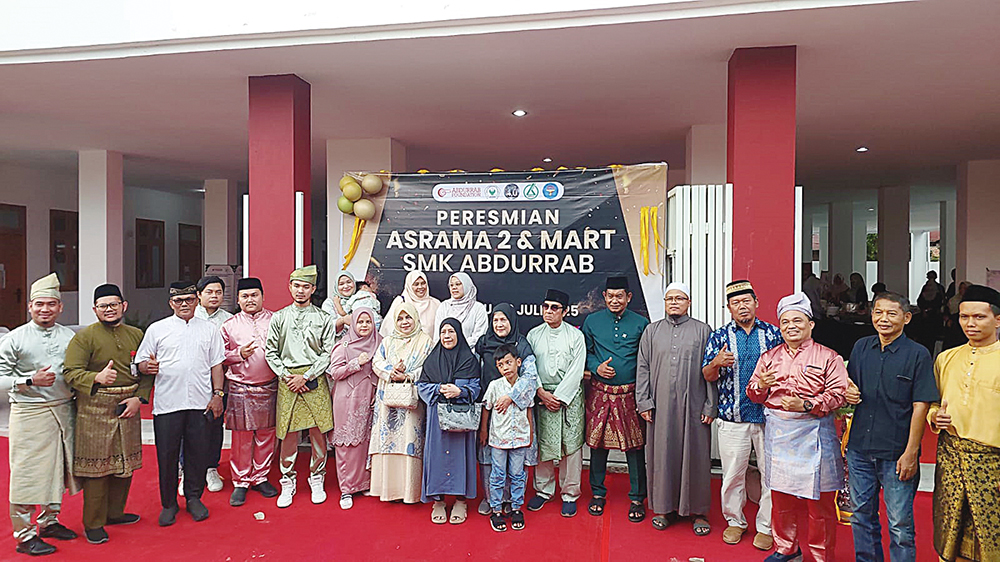 Pembina Yayasan Abdurrab Dr dr Susiana Tabrani MPd didampingi keluarga besar dan Kepala SMK Abdurrab Ilham Siregar SPd MSi serta undangan penggunaan Asrama 2 dan Mart SMK Abdurrab Pekanbaru.