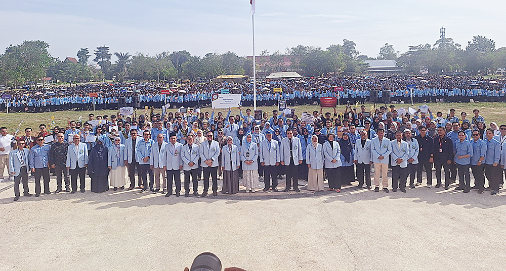 Civitas akademika Unri foto bersama usai pembukaan PKK-MB Unri 2025 di lapangan Open Space Unri, Kamis (31/7/2025).