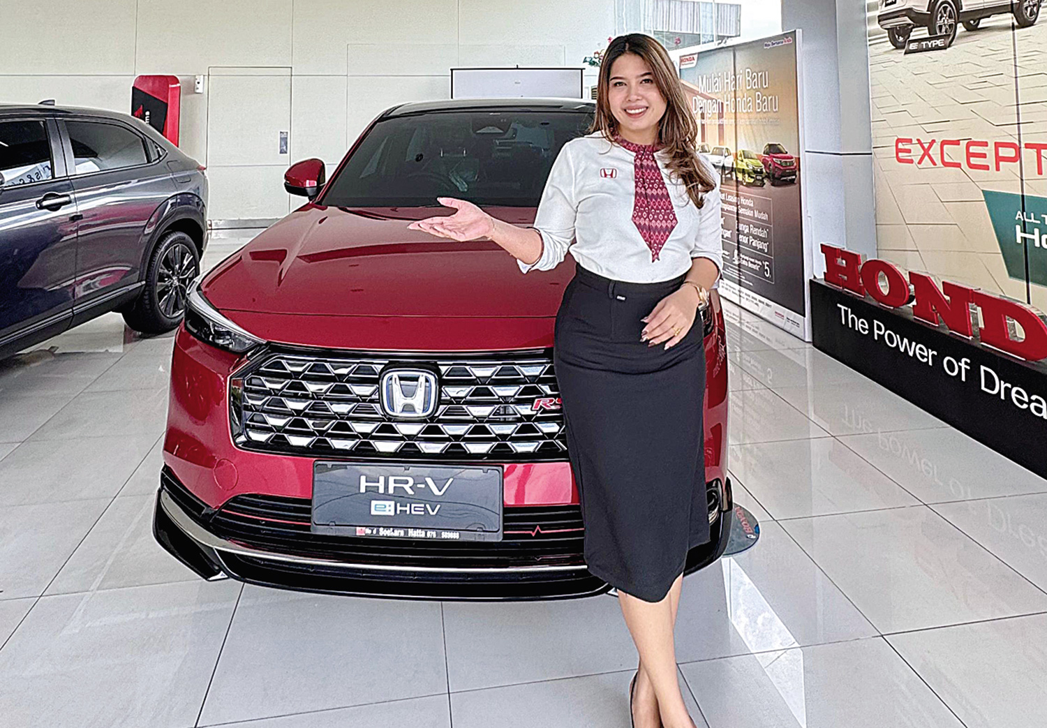 Tim sales Honda Soekarno-Hatta memperlihatkan keunggulan produk terbaru Honda HR-V Hybrid yang dapat dipesan di dua dealer KJU Group, Rabu (30/7/2025).