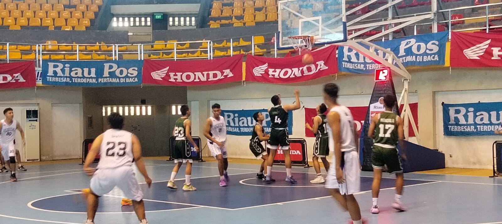 : Pertandingan tim putra SMAN 1 Bangkinang (baju putih) melawan SMAN Plus Riau berlangsung sengit di Hall A Sport Center Bangkinang, Kamis (31/7/2025).