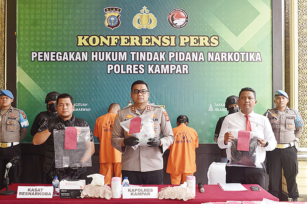 Kapolres Kampar AKBP Boby Putra Ramadhan saat ekspose kasus penangkapan dua tersangka bandar narkoba di Mapolres Kampar, Bangkinang, Kamis (31/7/2025).